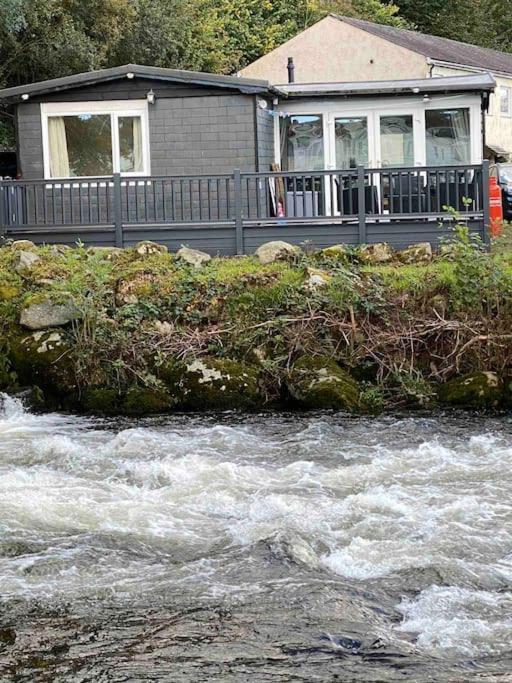 Stunning 3 Bed Riverside Cabin In Snowdonia Caeathro Kültér fotó
