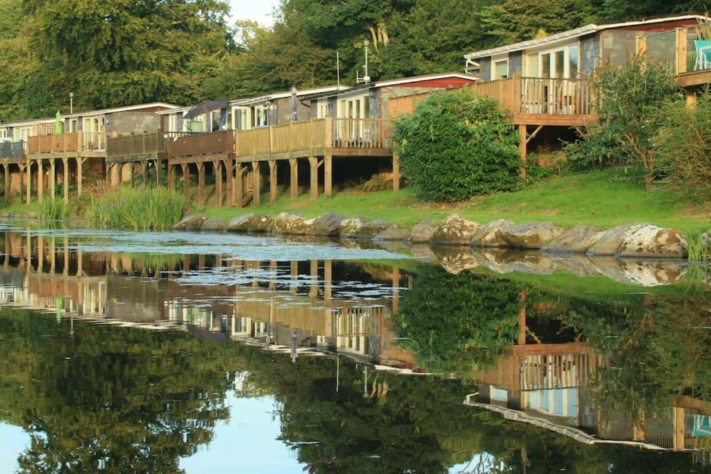 Stunning 3 Bed Riverside Cabin In Snowdonia Caeathro Kültér fotó