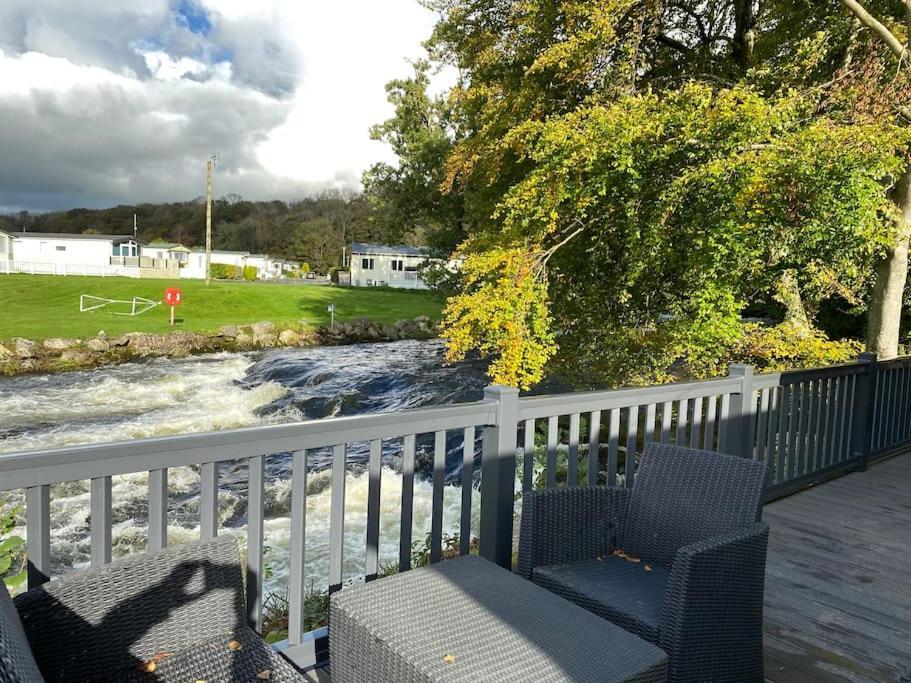 Stunning 3 Bed Riverside Cabin In Snowdonia Caeathro Kültér fotó