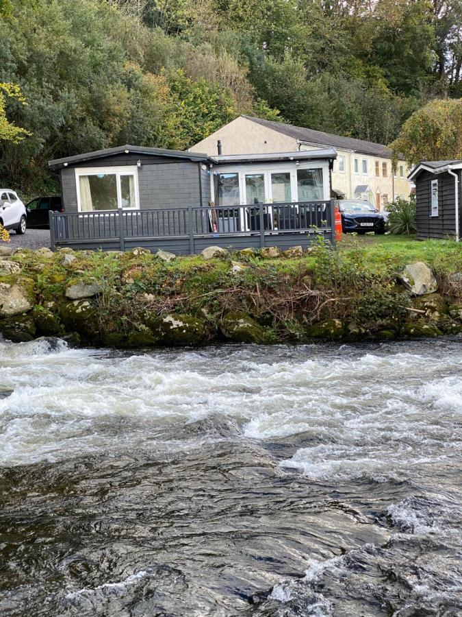 Stunning 3 Bed Riverside Cabin In Snowdonia Caeathro Kültér fotó