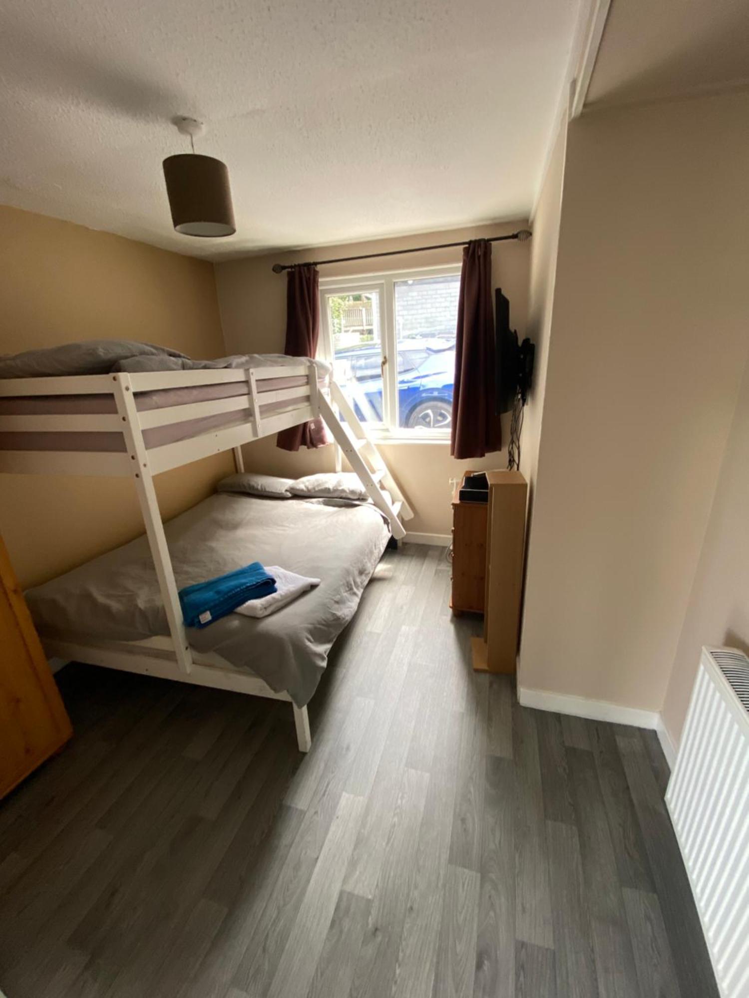 Stunning 3 Bed Riverside Cabin In Snowdonia Caeathro Kültér fotó