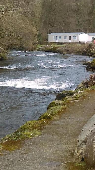 Stunning 3 Bed Riverside Cabin In Snowdonia Caeathro Kültér fotó