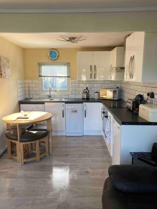 Stunning 3 Bed Riverside Cabin In Snowdonia Caeathro Kültér fotó