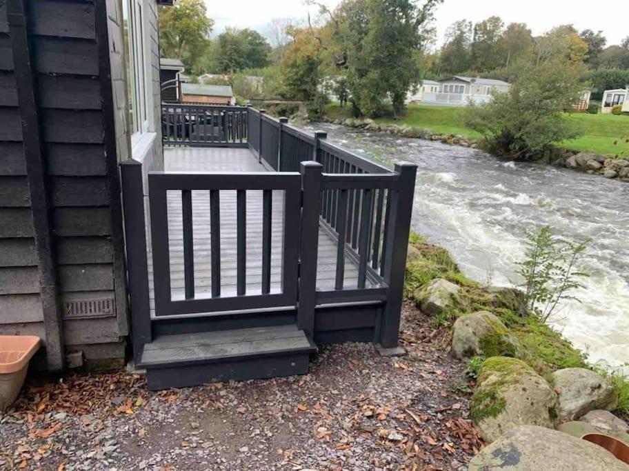 Stunning 3 Bed Riverside Cabin In Snowdonia Caeathro Kültér fotó