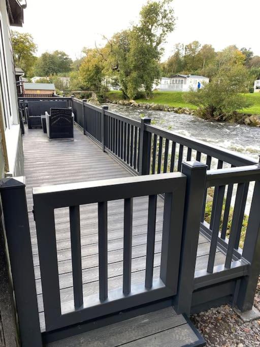Stunning 3 Bed Riverside Cabin In Snowdonia Caeathro Kültér fotó