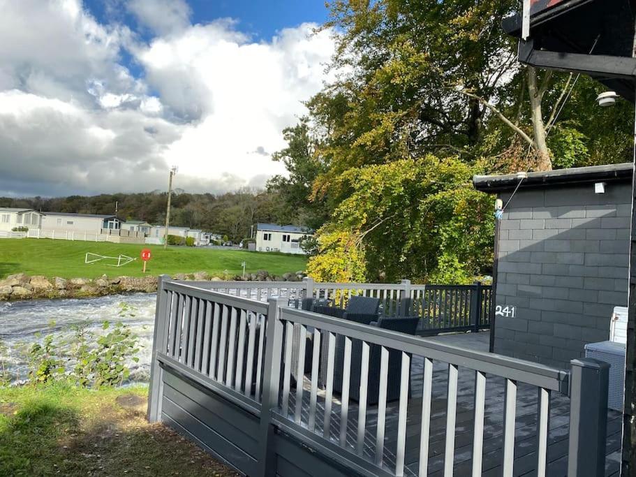 Stunning 3 Bed Riverside Cabin In Snowdonia Caeathro Kültér fotó