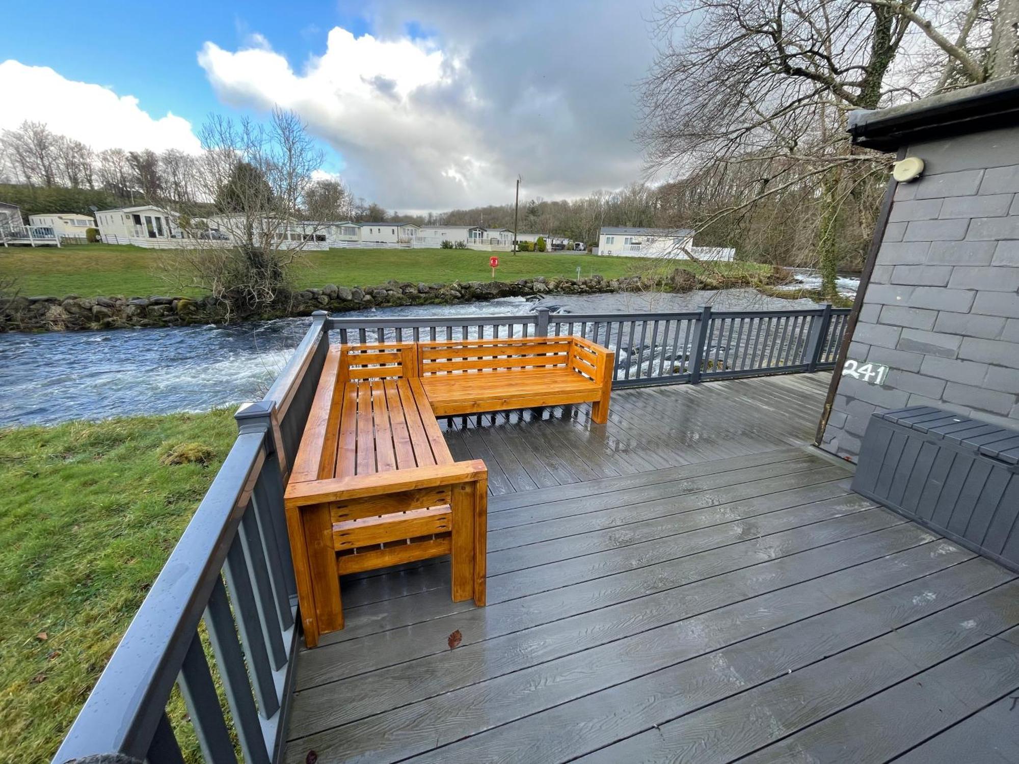 Stunning 3 Bed Riverside Cabin In Snowdonia Caeathro Kültér fotó